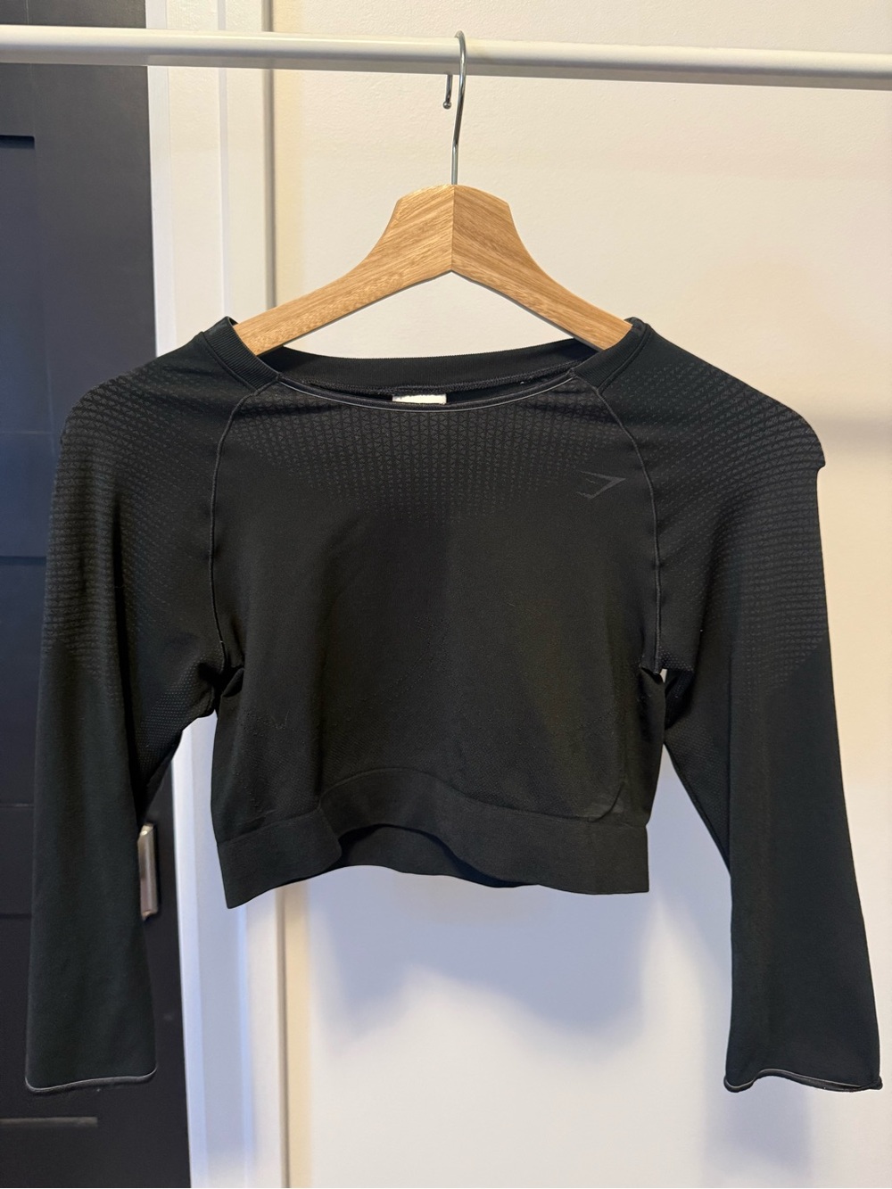 Gymshark Black Cropped Long-Sleeve Performance Top with 3/4 sleeves - Picture 2 of 9